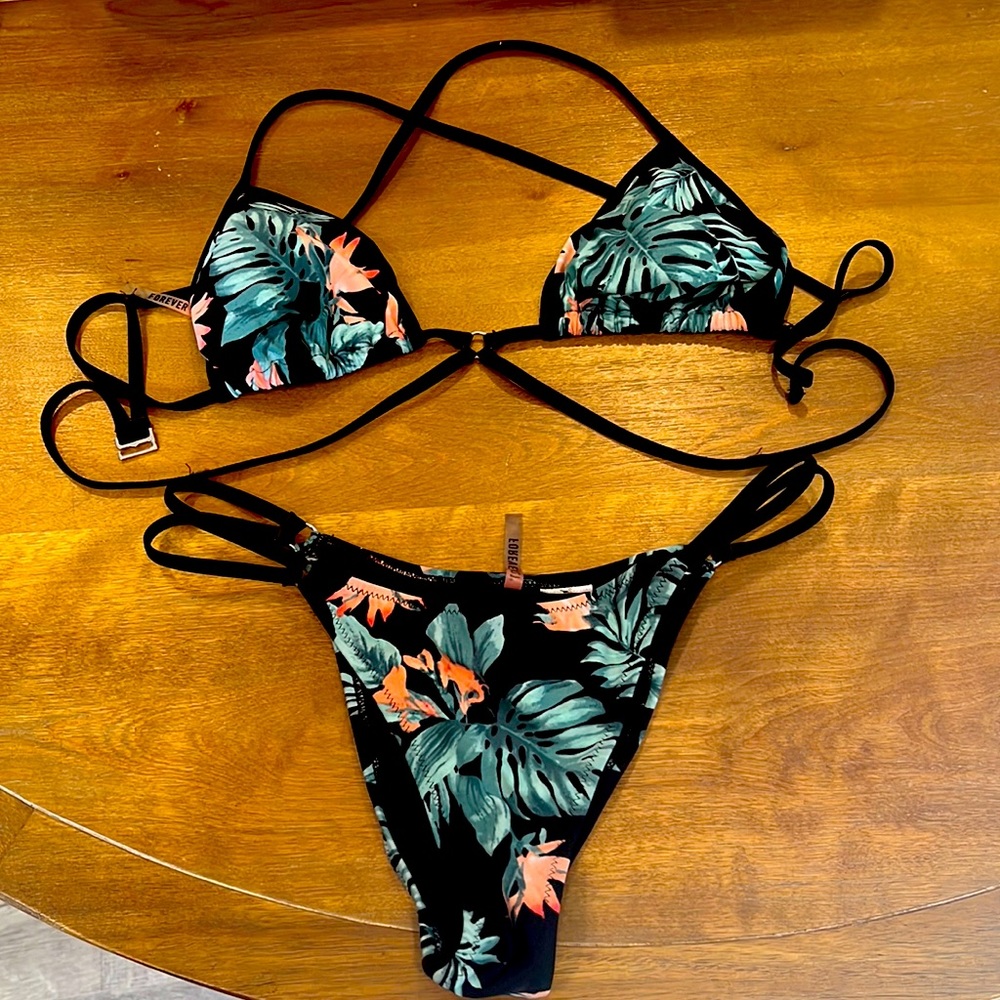 Forever 21 Women’s small black floral 2 piece bikini
